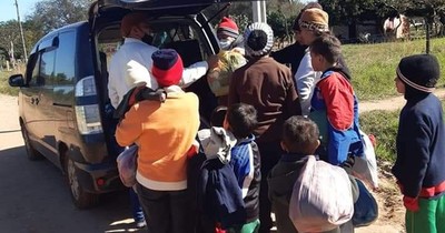 La Nación / San Pedro: alumnos y docentes de una escuela entregaron abrigos a niños de escasos recursos