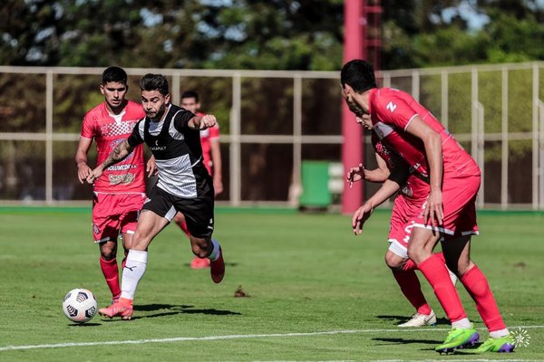 El campeón de la Primera golea al puntero de la Intermedia en amistoso