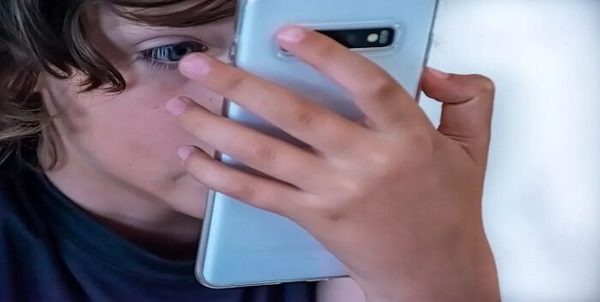 Mirá lo que tuvo que pagar padre por travesuras de su hijo en el celular