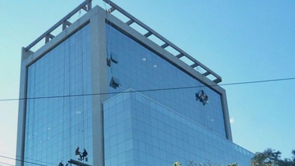 Alerta en edificio de Asunción por peligro de derrumbe