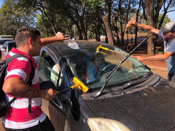 Insisten en prohibir presencia de limpividrios en calles esteñas - ABC en el Este - ABC Color