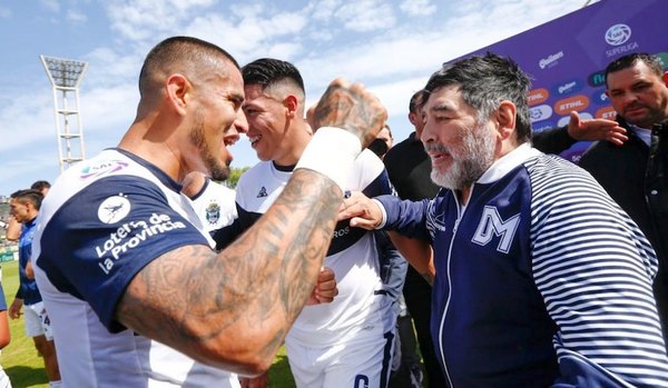 Crónica / Ayala recordó cuando le visteó a Maradona