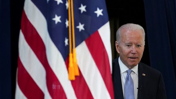 Biden visita zona de tragedia en Miami, donde sigue rescate