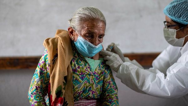 Segunda dosis de Pfizer en ancianos maximiza inmunidad, resalta estudio