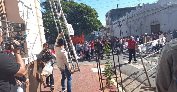 La Nación / Invasor de propiedad privada lidera protesta contra titular del MUVH