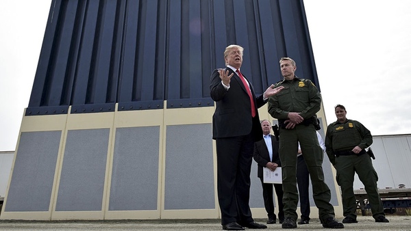 Trump viajó a la frontera con México para denostar la política migratoria de Biden | .::Agencia IP::.