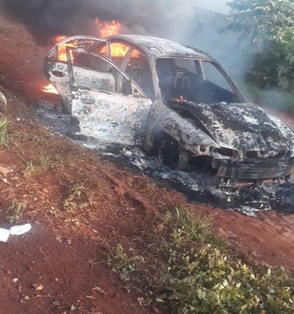 Vehículo se incendia debido a falla eléctrica