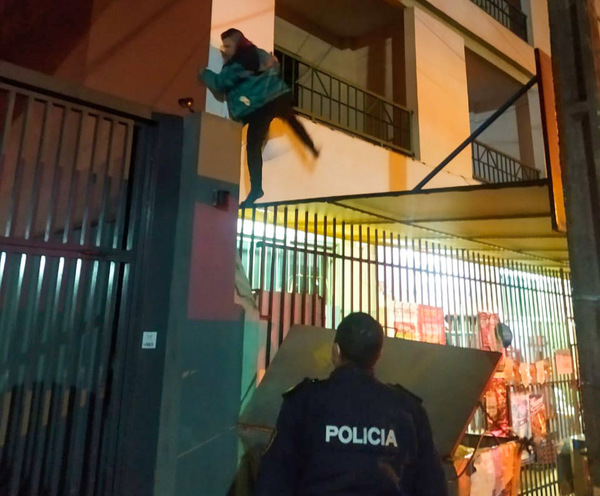 Hombre Araña bandido fue sorprendido trepando edificio