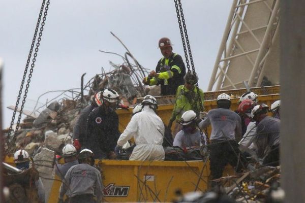 Biden visita zona de tragedia en Miami, donde sigue rescate