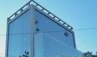 Alerta en edificio de Asunción por peligro de derrumbe