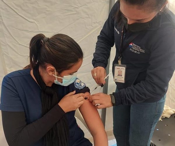 Inician vacunación contra COVID-19 de estudiantes de Medicina de la FACISA-UNE