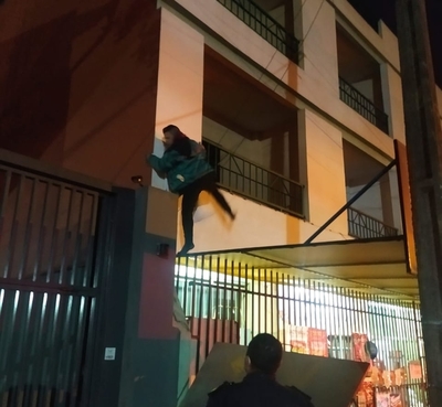 Sorprenden a un hombre trepando edificio para robar en un apartamento