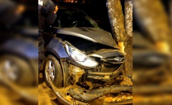 Abandonan vehículo tras chocar contra un árbol