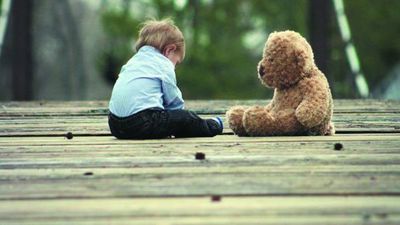 Lío por malgastar la prestación alimentaria de sus hijas con la nueva pareja