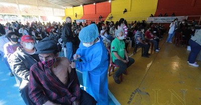 La Nación / Vacunación a extranjeros: deben tener tres meses de estancia en el país