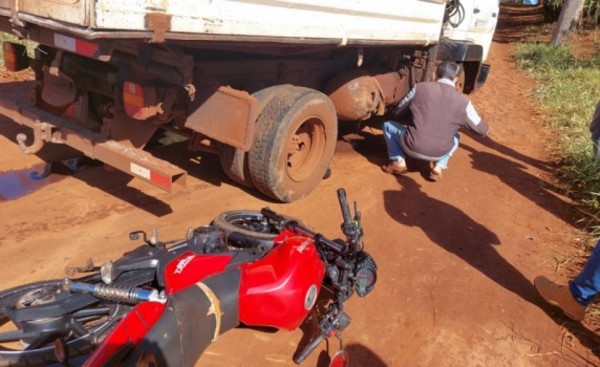 Murió tras chocar su motocicleta contra un camión