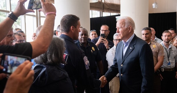 La Nación / Biden brindó “consuelo” a los familiares de las víctimas del derrumbe en Miami