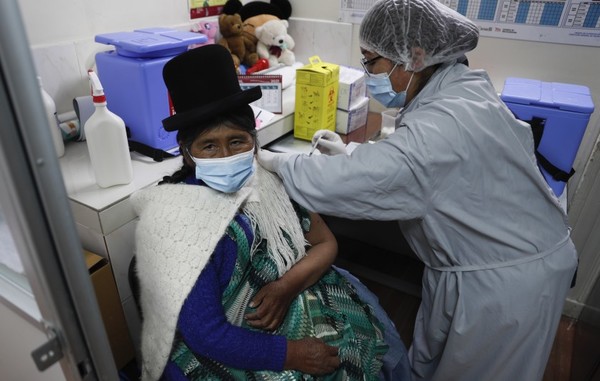 Bolivia comenzó a vacunar a mayores de 18 años