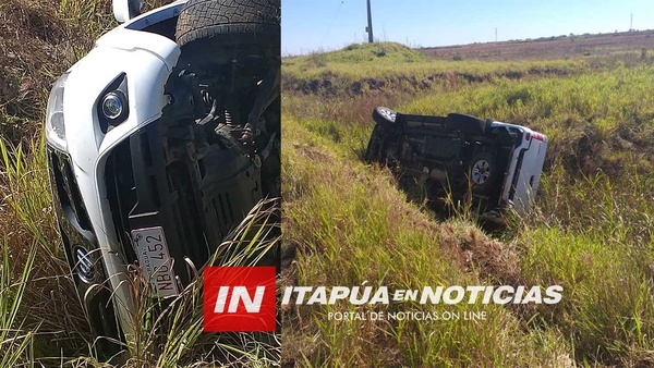 PERDIÓ EL CONTROL Y TERMINÓ EN UNA CUNETA.