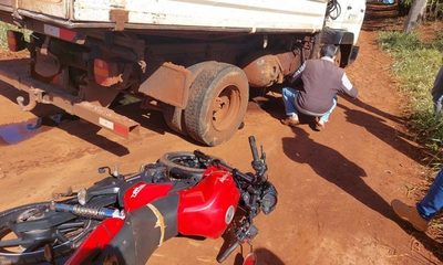 Motociclista muere tras chocar contra un camión