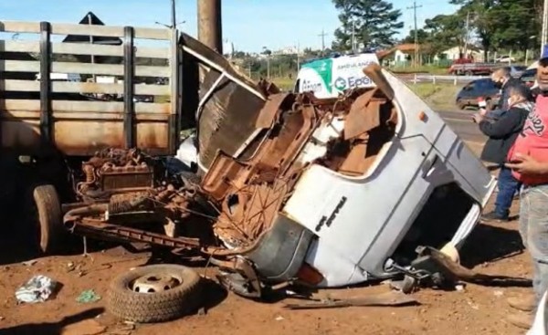 Brutal choque de automóvil contra un camión en el Km 8