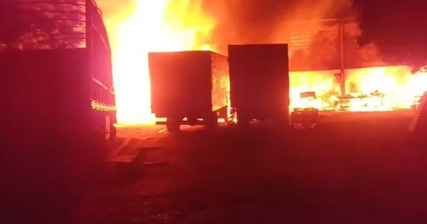 La Nación / Devastador incendio en Luque: carpintería fue totalmente consumida por las llamas