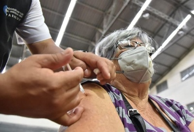 Inmunización a personas con enfermedad de base: 'Esperamos una buena afluencia en vacunatorios este fin de semana'