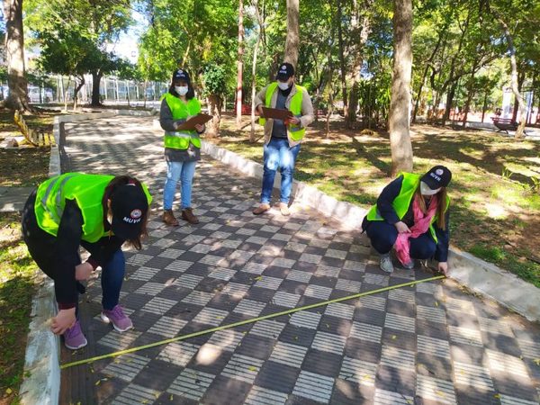 MUVH con apoyo de universitarios trabajan en revitalización de plazas y parques del centro histórico de Asunción