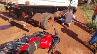 Motociclista muere atropellado por un camión en Hernandarias