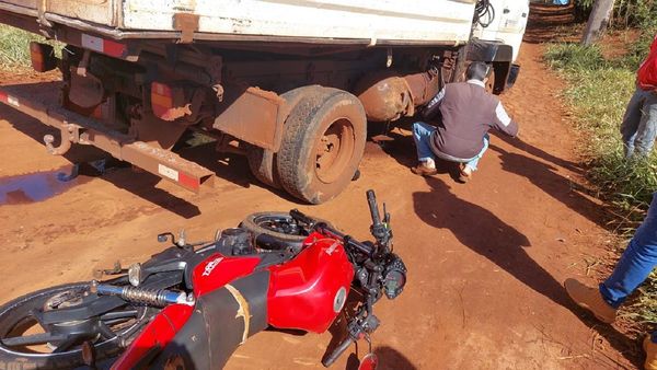 Motociclista muere atropellado por un camión en Hernandarias