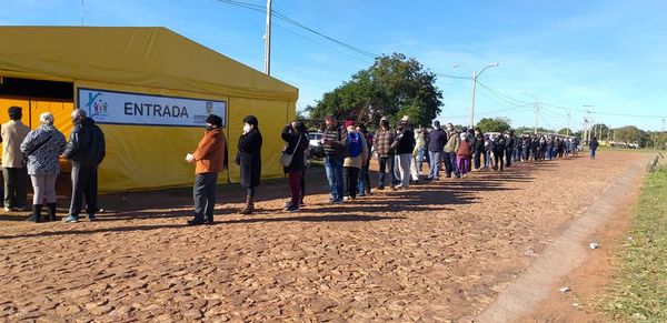 Vacunatorio municipal: Con júbilo reciben segunda dosis de la vacuna anticovid - Nacionales - ABC Color