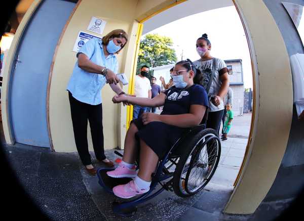 Con la vacunación a los docentes, el MEC espera iniciar un segundo semestre en clases