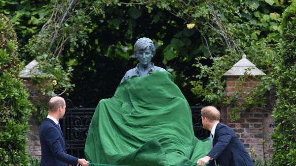Guillermo y Enrique desvelan una estatua en honor a Diana de Gales
