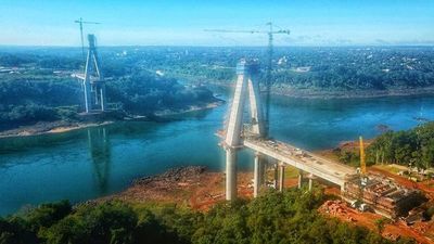 Completan la construcción de la primera losa de transición de la torre principal del Puente de la Integración - Nacionales - ABC Color