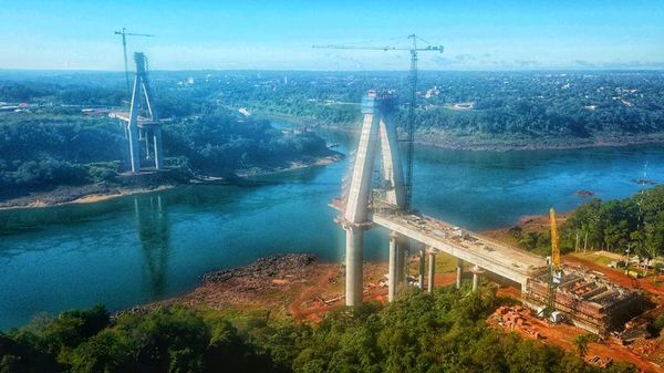 Completan la construcción de la primera losa de transición de la torre principal del Puente de la Integración - Nacionales - ABC Color