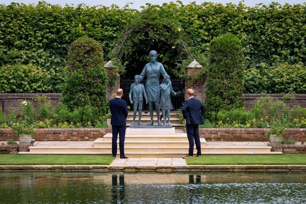 Estatua de Diana de Gales ya luce en jardín del Palacio de Kensington (Imágenes)