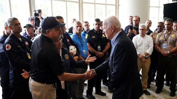 En Florida, Biden consuela a las familias y destaca la unidad nacional