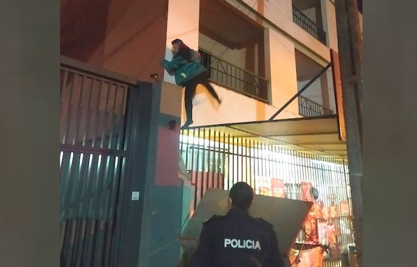 Crónica / Malevo, pillado trepando un edificio para robar