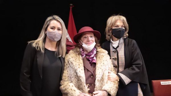 María Elena Sachero recibe matasellos en tributo a su carrera