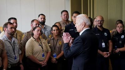 Biden ofrece su apoyo a familiares de víctimas de derrumbe en Miami