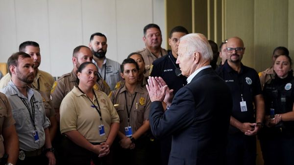Biden ofrece su apoyo a familiares de víctimas de derrumbe en Miami