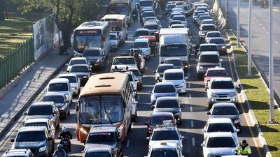 Más de 600.000 vehículos ingresan a capital generando caos en tráfico