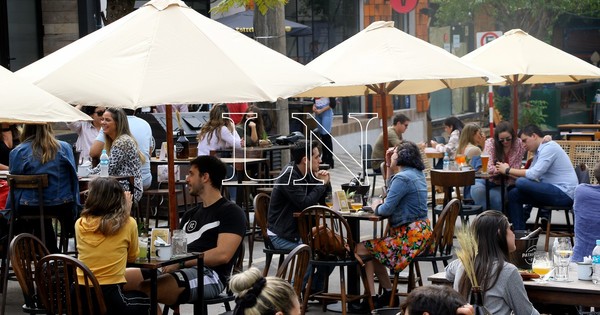 La Nación / Sector gastronómico espera que aceleren vacunación masiva