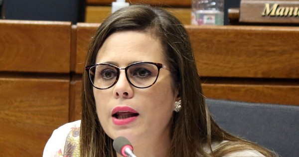 La Nación / Mario Abdo dio un mensaje sin contenido político leyendo un PowerPoint, dice diputada