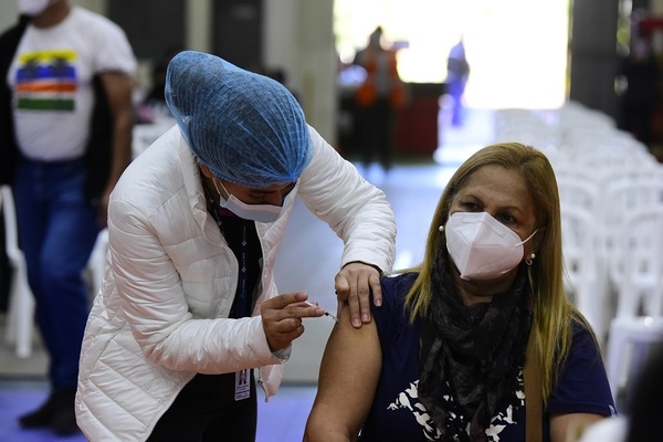 Este viernes prosigue la vacunación exclusiva de segunda dosis a adultos mayores | .::Agencia IP::.
