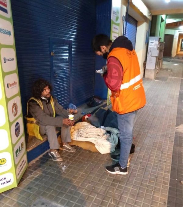 Por las bajas temperaturas, Emergencia Nacional asistió a personas en situación de calle - El Trueno