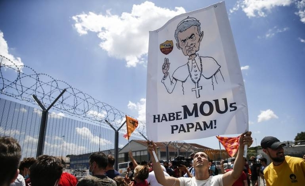 Diario HOY | José Mourinho llega a Roma ovacionado por cientos de hinchas