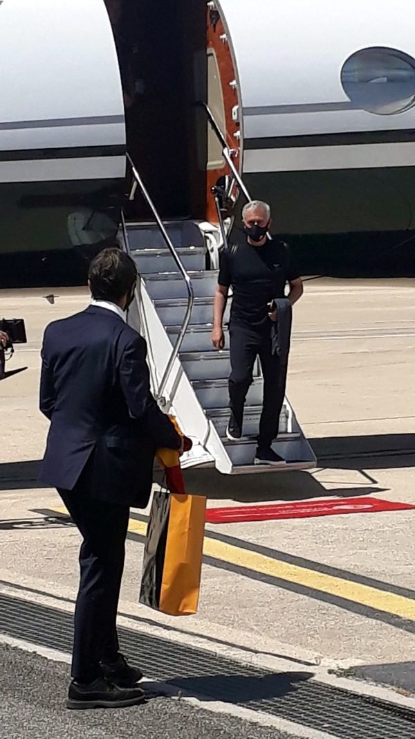 José Mourinho llega a Roma ovacionado por cientos de aficionados | El Independiente