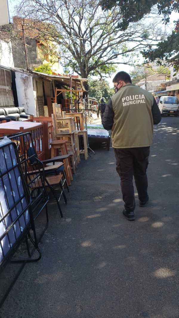 “LA VEREDA ES PARA EL PEATÓN”: MUNICIPALIDAD INTERVIENE VEREDAS OCUPADAS POR COMERCIANTES | El Independiente