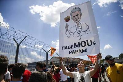 José Mourinho llega a Roma ovacionado por cientos de hinchas